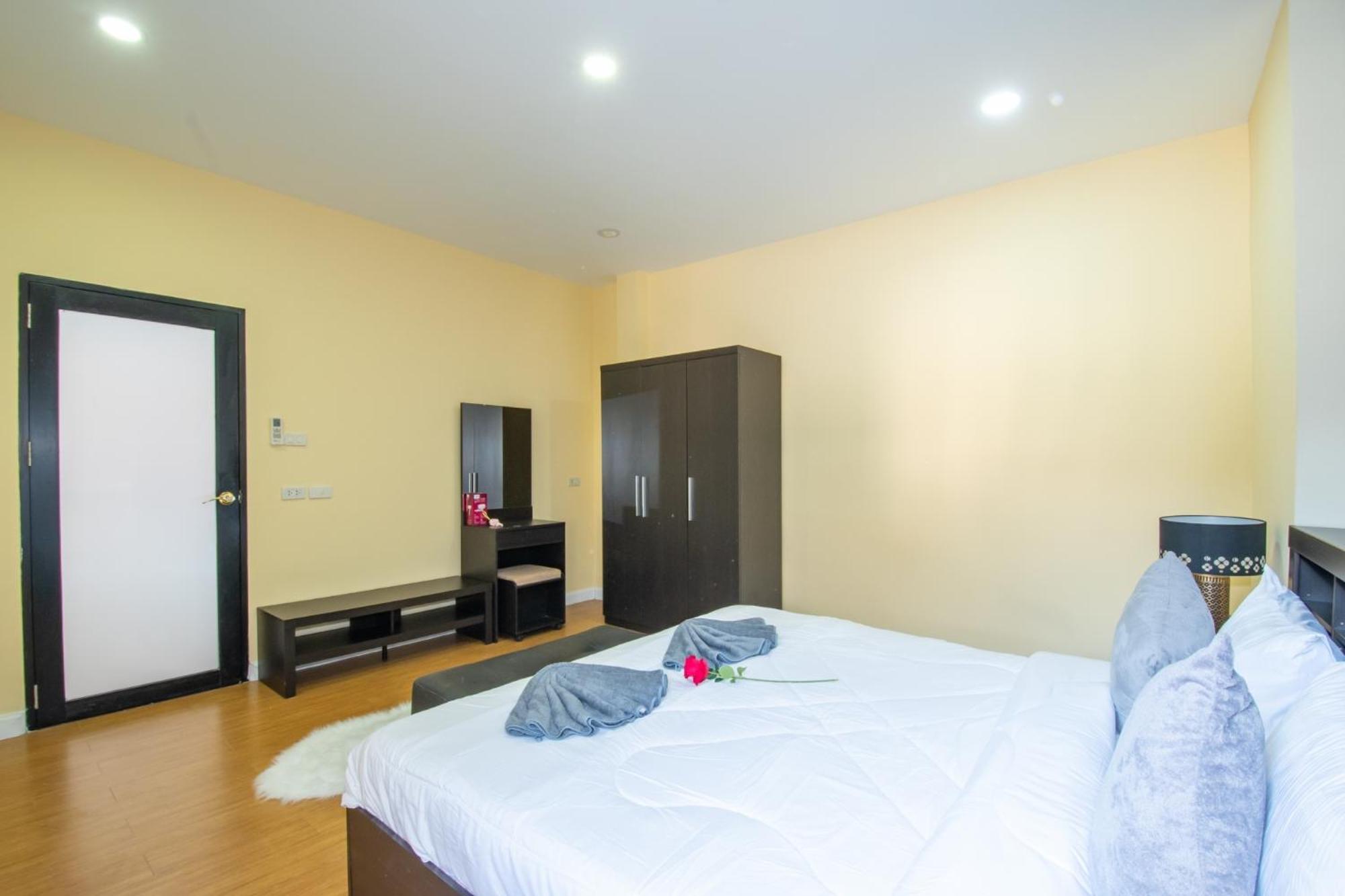 November T Pool 1, 4beds Thai- Bali Jomtien