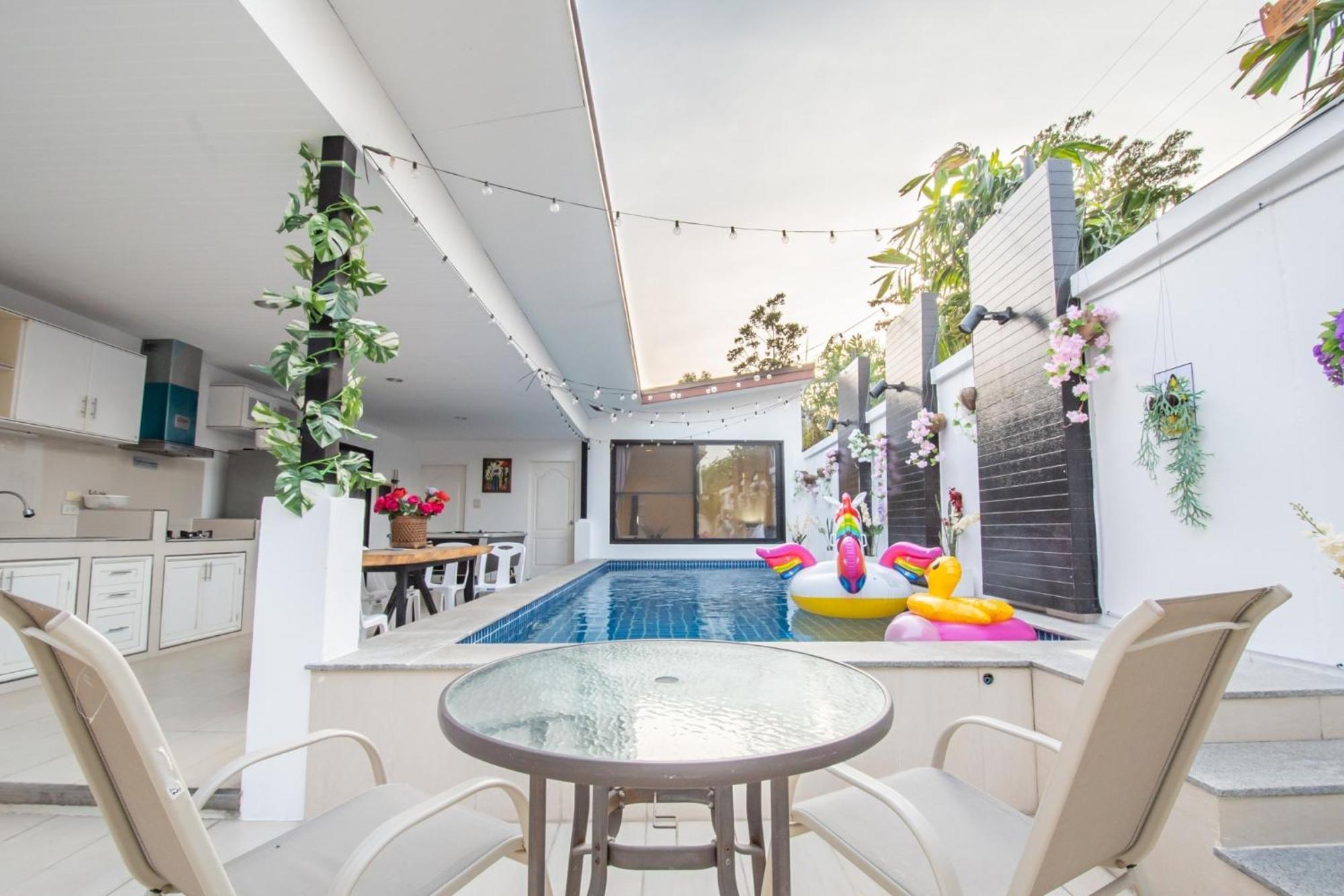 November T Pool 1, 4beds Thai- Bali Jomtien
