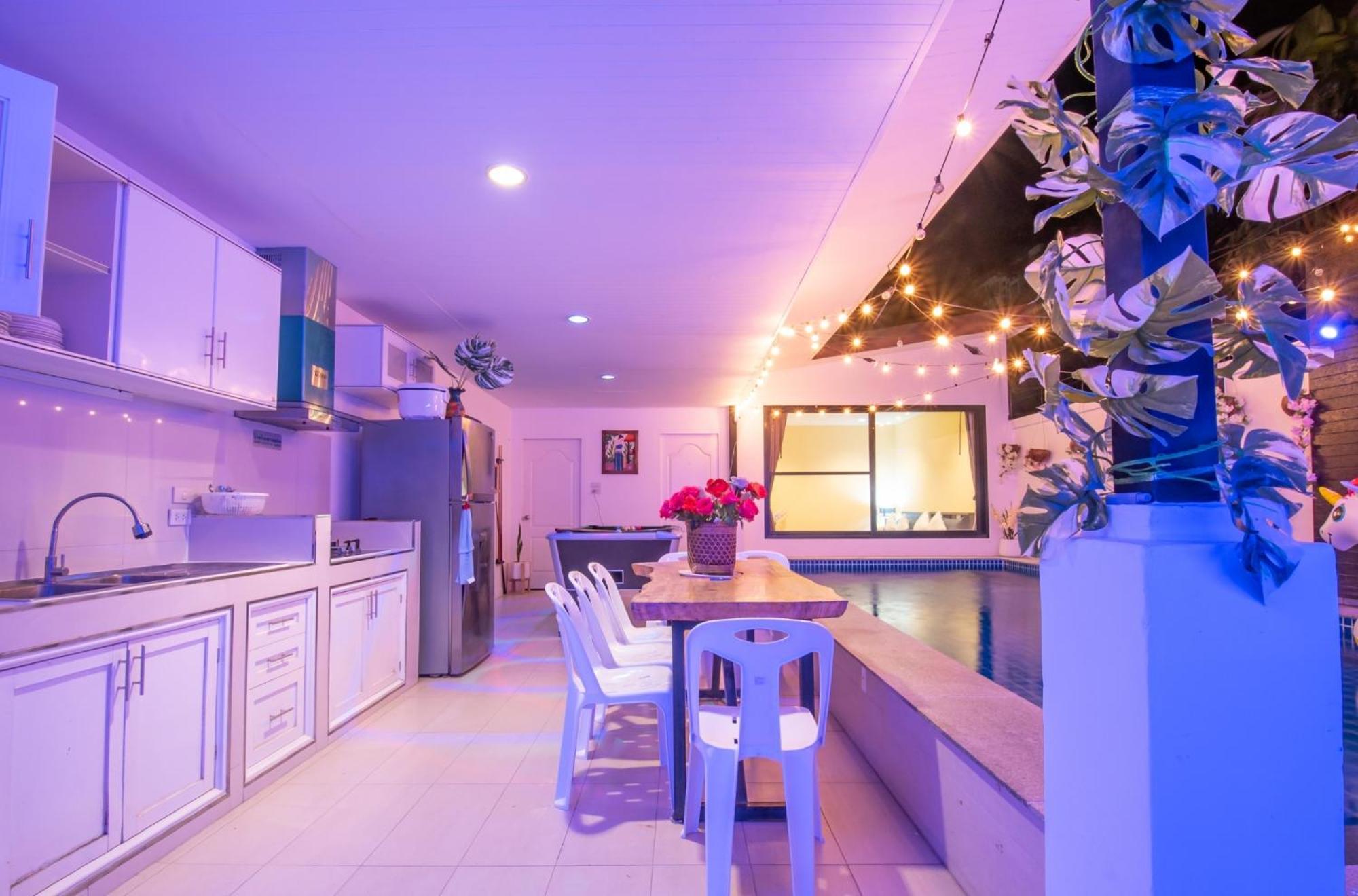 November T Pool 1, 4beds Thai- Bali Jomtien